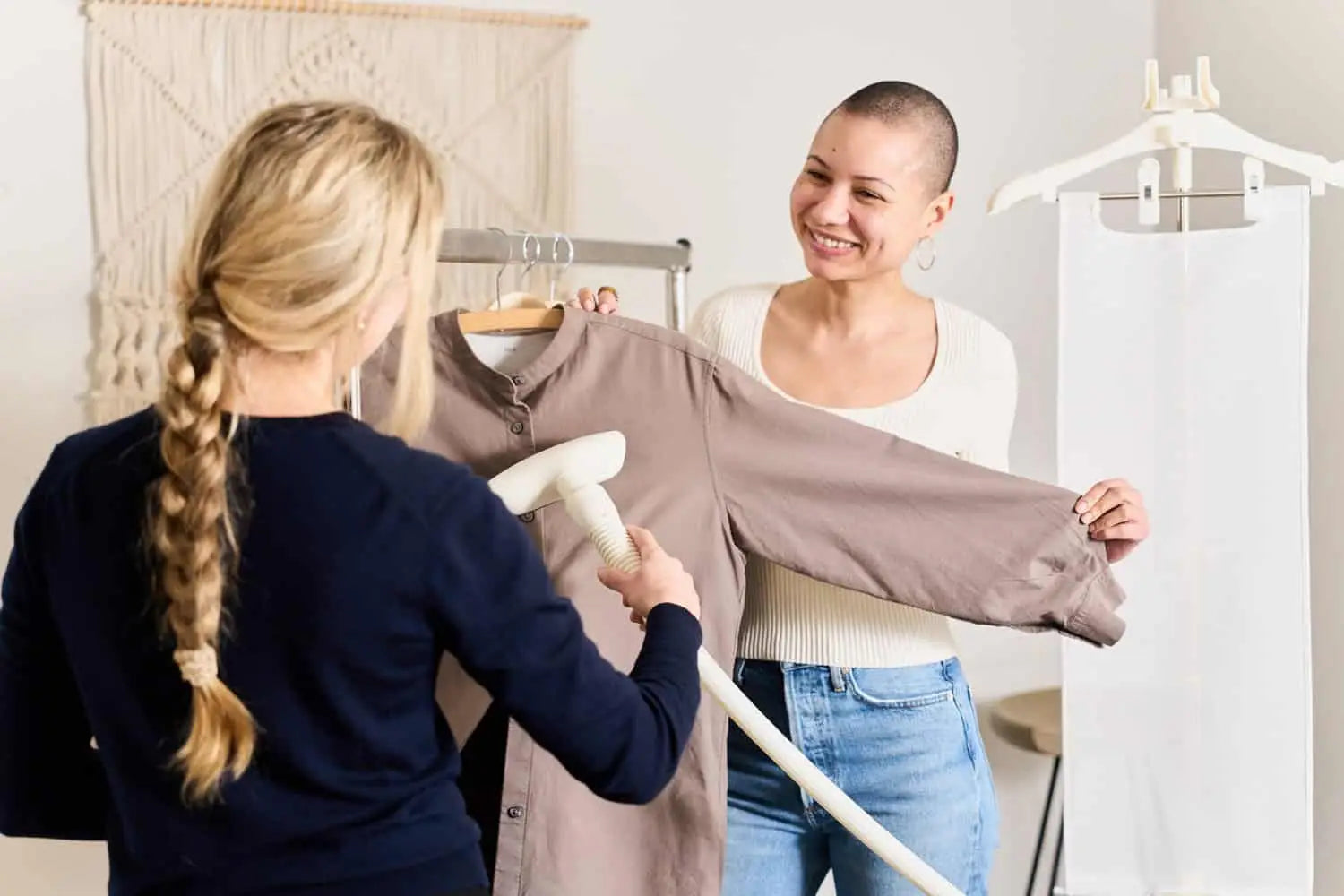 f1200-Fridja-Professional-Clothes-Steamer-Lifestyle-Web-Resolution-36_1