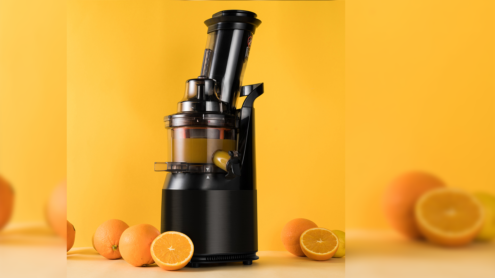 Load video: Juicing with Fridja f2500